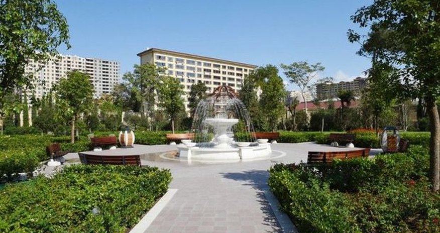 Bakıda parkda dekorativ daş uşağın üzərinə aşdı, azyaşlının ayaqları əzildi Bakıda parkda dekorativ daş uşağın üzərinə aşdı, azyaşlının ayaqları əzildi