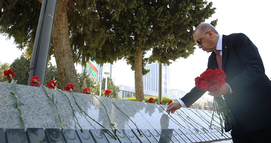 Ərdoğan Bakıda Türk şəhidliyini ziyarət etdi Ərdoğan Bakıda Türk şəhidliyini ziyarət etdi