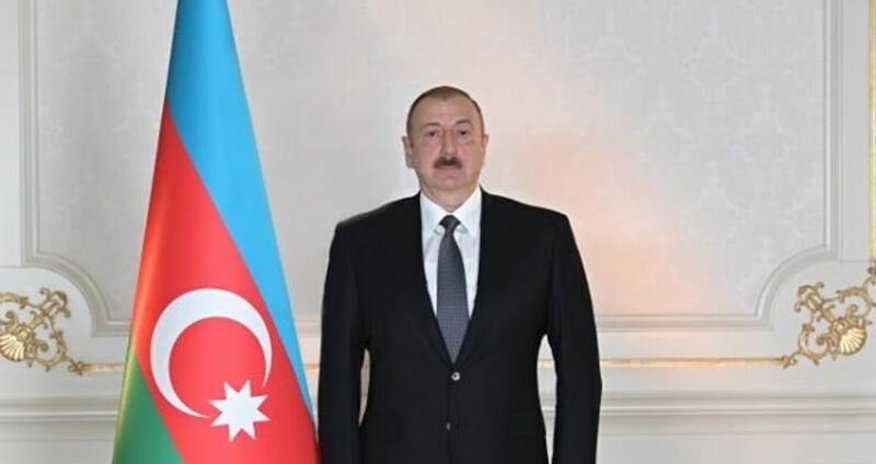 Prezident İlham Əliyev media nümayəndəsini təltif edib Prezident İlham Əliyev media nümayəndəsini təltif edib