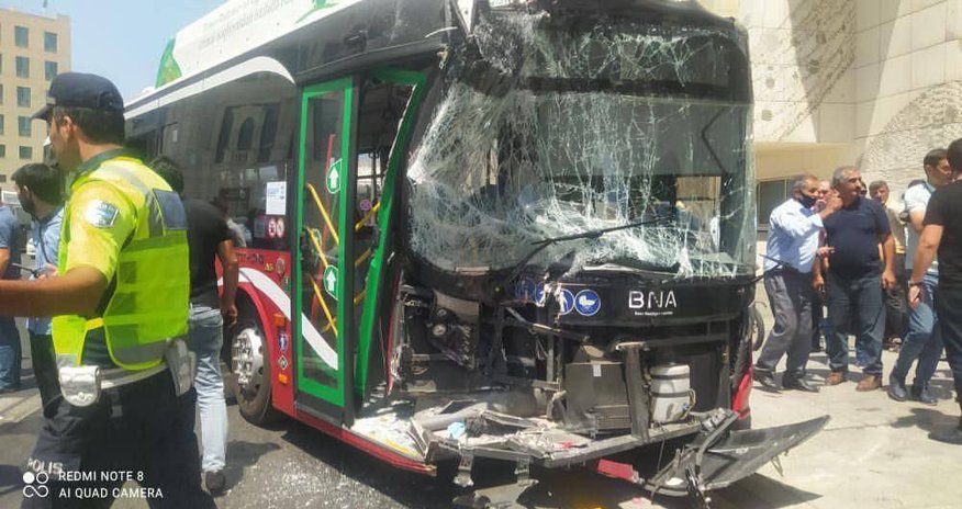 “BakuBus”un avtobusu ağır qəzaya düşdü - FOTO “BakuBus”un avtobusu ağır qəzaya düşdü - FOTO