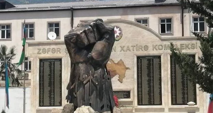 Hadrutda “Dəmir yumruq” abidəsi ucaldıldı Hadrutda “Dəmir yumruq” abidəsi ucaldıldı