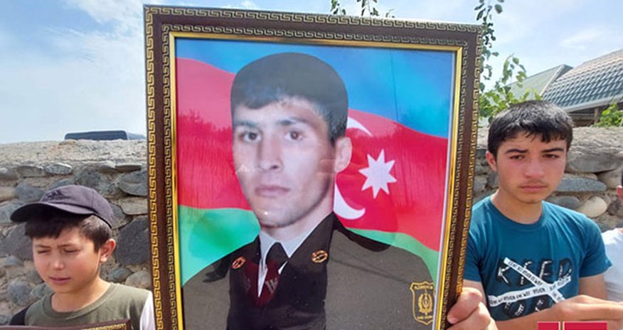 Goranboy şəhidi ilə vidalaşır - Foto Goranboy şəhidi ilə vidalaşır - Foto