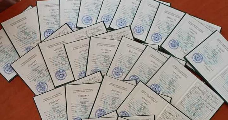 Bakı məktəblərində məzunlara attestat verilir Bakı məktəblərində məzunlara attestat verilir