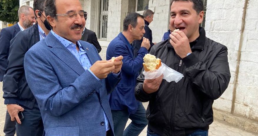 Türkiyəli səfir Şuşada Hikmət Hacıyevlə çörək kəsdi - Foto Türkiyəli səfir Şuşada Hikmət Hacıyevlə çörək kəsdi - Foto