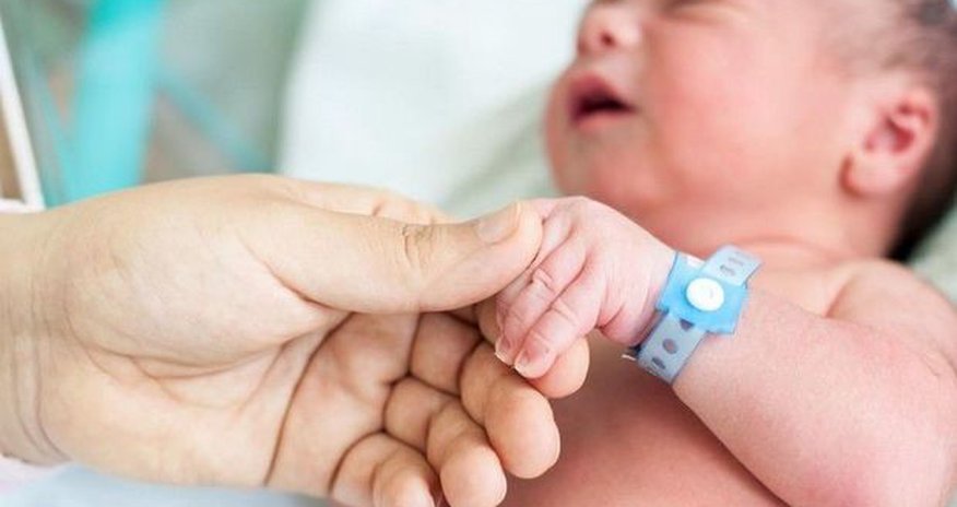 Azərbaycanda daha bir uşaq küçəyə atıldı Azərbaycanda daha bir uşaq küçəyə atıldı