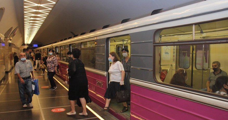 Bakıda valideyn uşağını metroda unudub getdi Bakıda valideyn uşağını metroda unudub getdi
