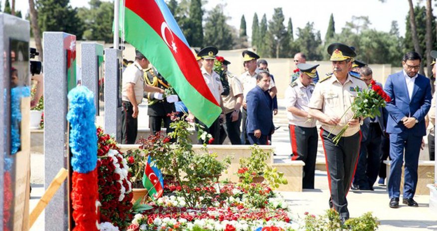 Zakir Həsənov İkinci Şəhidlər xiyabanını ziyarət etdi Zakir Həsənov İkinci Şəhidlər xiyabanını ziyarət etdi