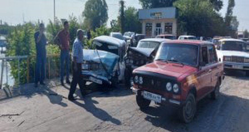 Göyçayda iki avtomobil toqquşdu Göyçayda iki avtomobil toqquşdu