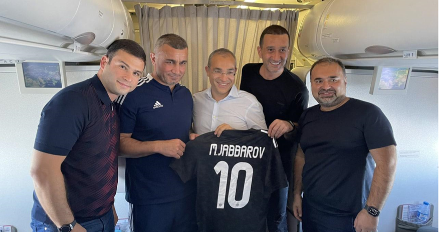 Mikayıl Cabbarova təyyarədə “Qarabağ” forması hədiyyə edildi Mikayıl Cabbarova təyyarədə “Qarabağ” forması hədiyyə edildi