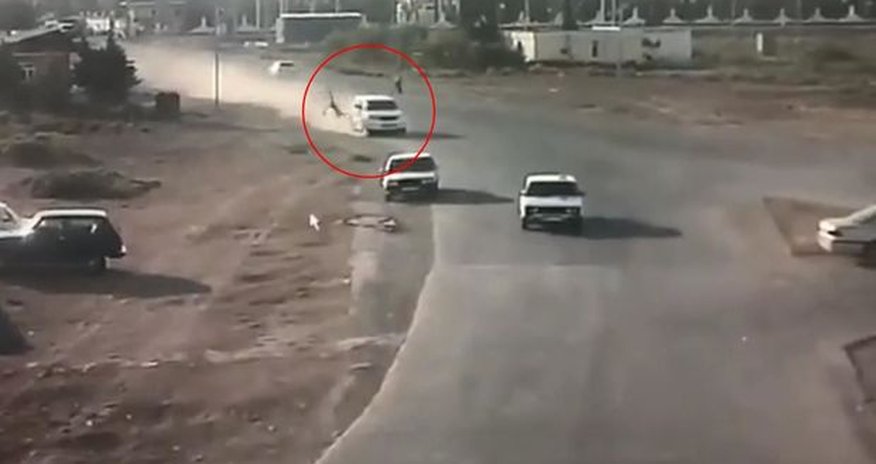 Bakıda dəhşətli qəza: “Prado” piyadanı vurub öldürdü, daha sonra üç maşına çırpıldı – ANBAAN VİDEO Bakıda dəhşətli qəza: “Prado” piyadanı vurub öldürdü, daha sonra üç maşına çırpıldı – ANBAAN VİDEO