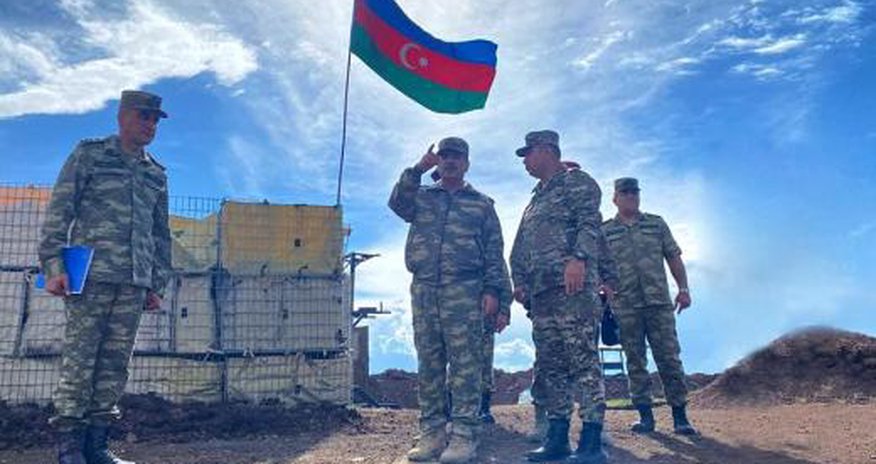 Глава Минобороны Азербайджана побывал в военчастях на границе с Арменией Глава Минобороны Азербайджана побывал в военчастях на границе с Арменией