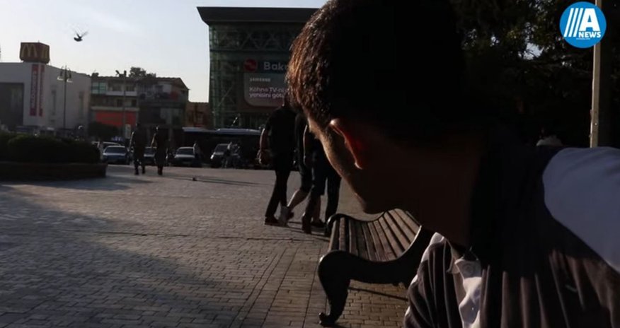 Bu qazi günlərdir parkda yatır-VİDEO Bu qazi günlərdir parkda yatır-VİDEO
