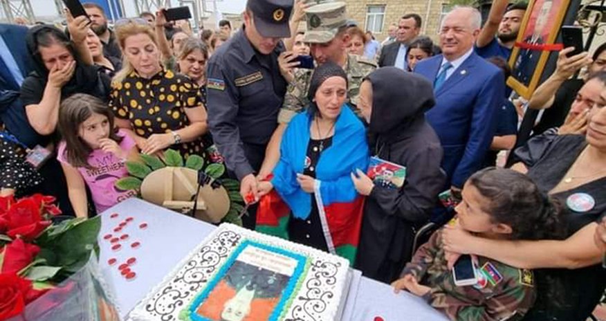 Şəhid ailəsindən müzakirələrə səbəb olan tortla bağlı - Açıqlama Şəhid ailəsindən müzakirələrə səbəb olan tortla bağlı - Açıqlama