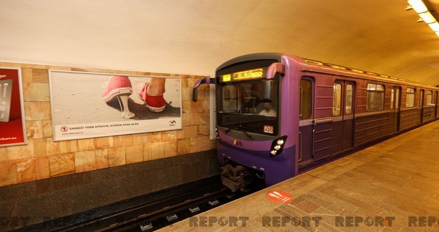 В бакинском метро женщина упала на рельсы В бакинском метро женщина упала на рельсы