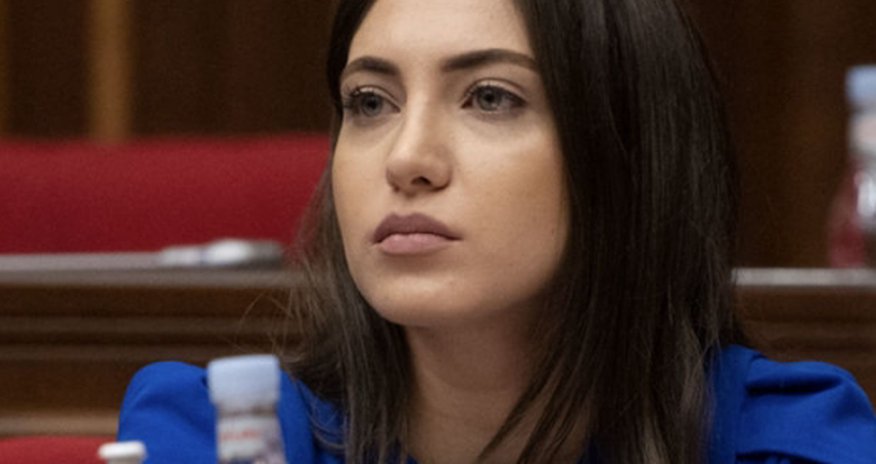 За «капитулянта Никола» ответишь: депутата Мкртчян выгнали из зала заседаний За «капитулянта Никола» ответишь: депутата Мкртчян выгнали из зала заседаний