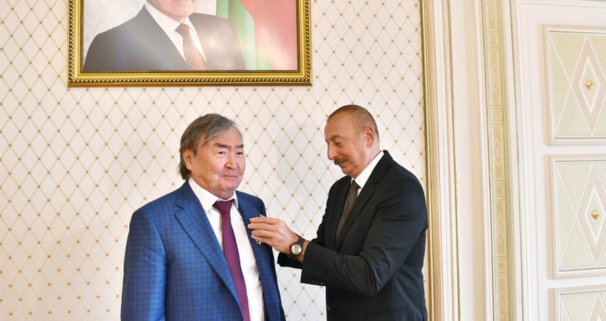 Ильхам Алиев вручил Олжасу Сулейменову орден "Шараф" Ильхам Алиев вручил Олжасу Сулейменову орден "Шараф"