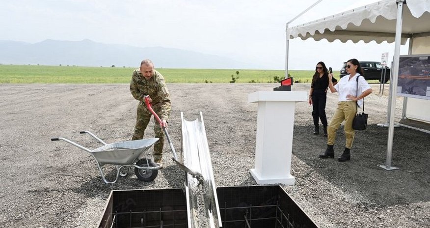Президент Ильхам Алиев заложил фундамент Лачинского международного аэропорта Президент Ильхам Алиев заложил фундамент Лачинского международного аэропорта