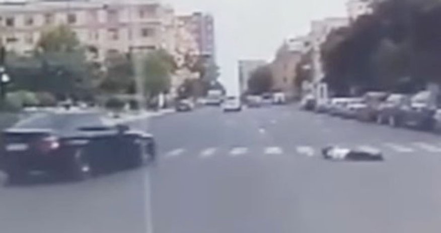 Yol polisi moped sürücüsünü vurdu - Video Yol polisi moped sürücüsünü vurdu - Video
