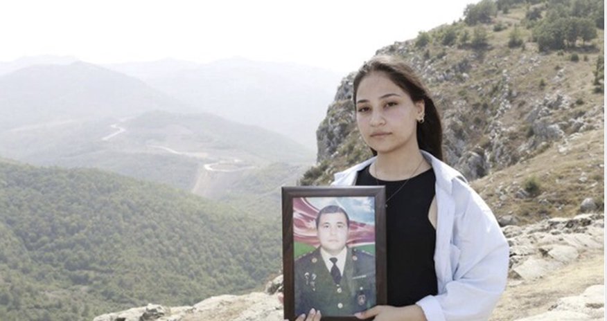 Vətən Müharibəsi Qəhrəmanının qızı Şuşada - Foto Vətən Müharibəsi Qəhrəmanının qızı Şuşada - Foto