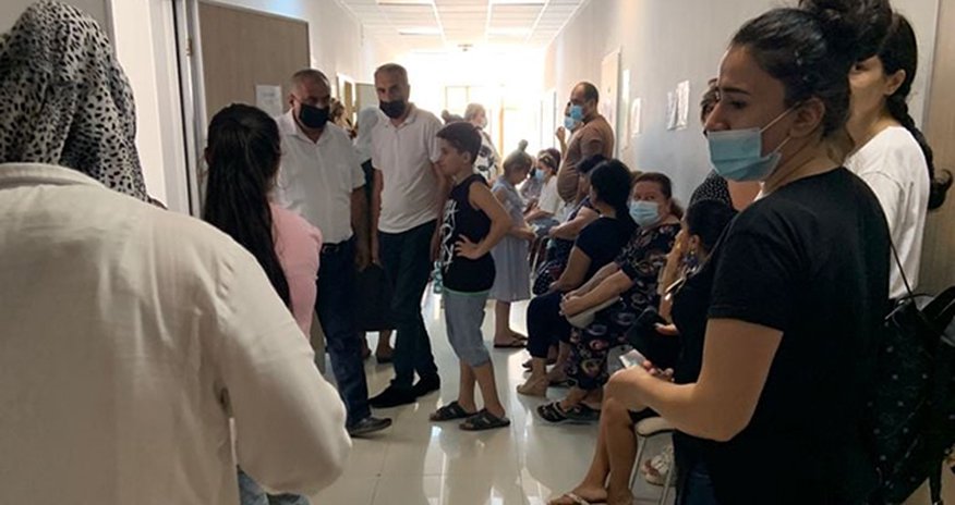 “Havasız dar dəhlizdə 150 nəfər peyvənd növbəsi gözləyir” - Fotolar “Havasız dar dəhlizdə 150 nəfər peyvənd növbəsi gözləyir” - Fotolar