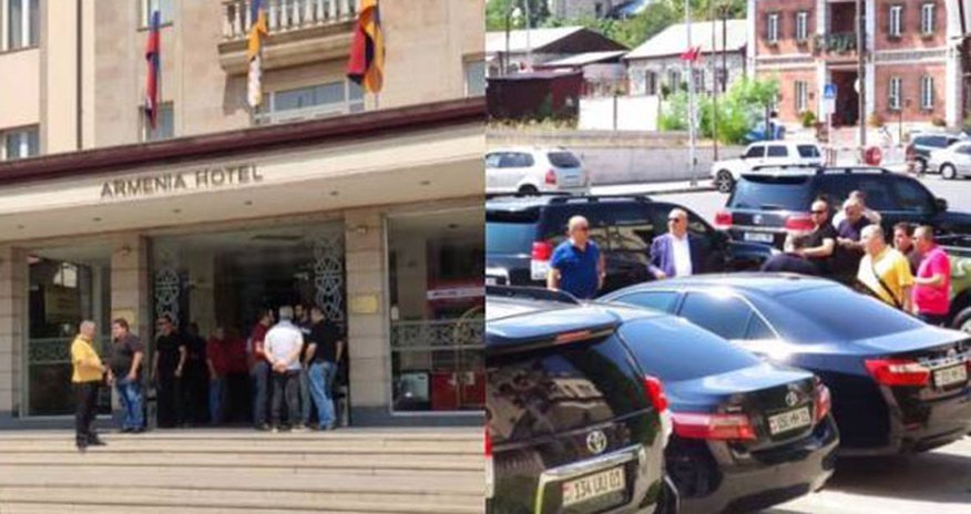 Xankəndidə erməni deputatlar daşlarla qarşılandı Xankəndidə erməni deputatlar daşlarla qarşılandı