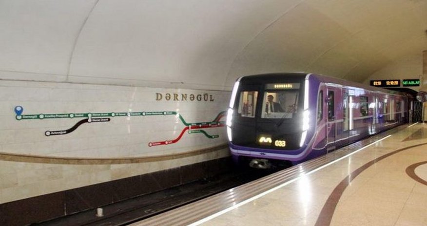 Bakıda gənc oğlan metroda özünü qatarın altına atdı Bakıda gənc oğlan metroda özünü qatarın altına atdı