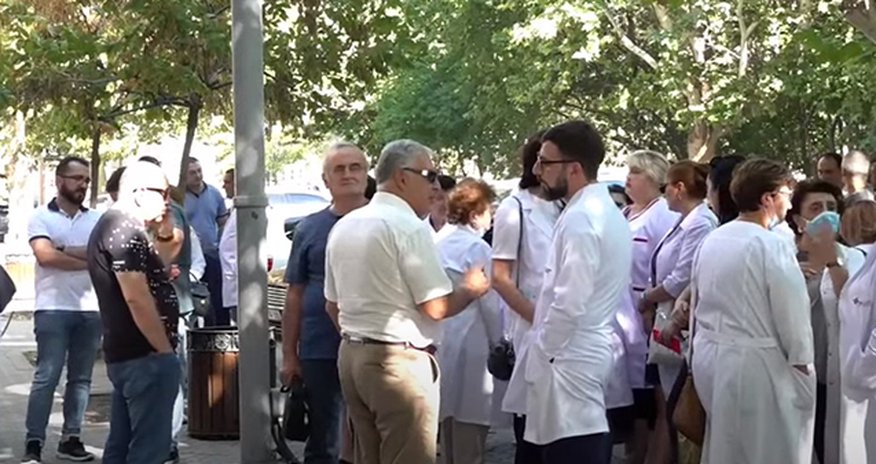 Həkimlər aksiyası keçirdi - Ermənistanda etiraz- VİDEO Həkimlər aksiyası keçirdi - Ermənistanda etiraz- VİDEO
