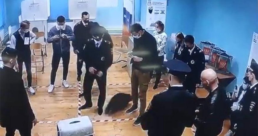 Moskvada seçki məntəqəsində polisin yenotla “imtahanı” - Video Moskvada seçki məntəqəsində polisin yenotla “imtahanı” - Video