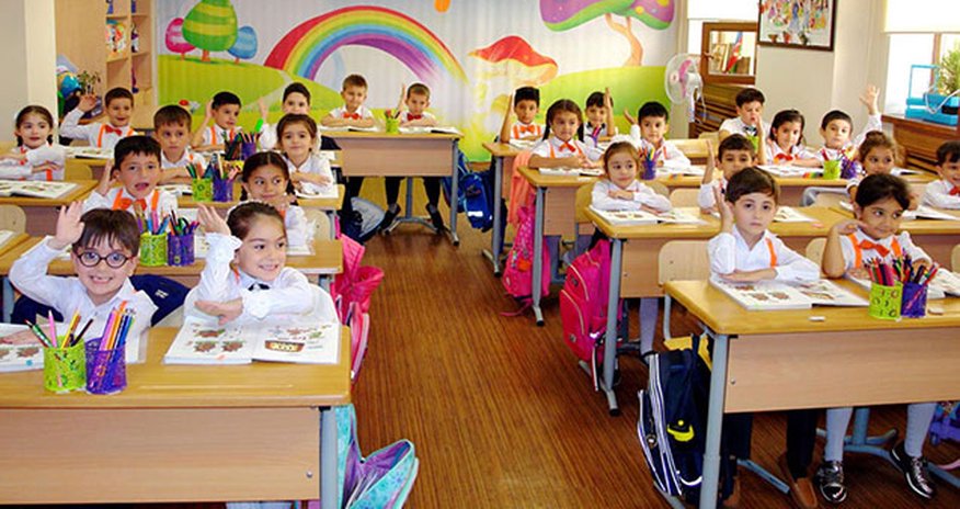 Baş nazir şagirdlərin məktəbə könüllü getməsi qərarını dəyişdi Baş nazir şagirdlərin məktəbə könüllü getməsi qərarını dəyişdi