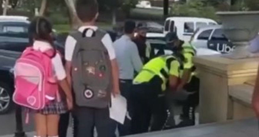 Polis vətəndaşı uşaqlarının gözü qarşısında döyüb? - Açıqlama + Video Polis vətəndaşı uşaqlarının gözü qarşısında döyüb? - Açıqlama + Video
