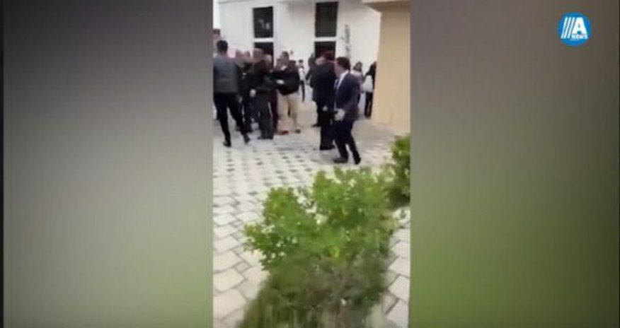 Bakıdakı məşhur məktəblərin birində əlbayaxa dava olub-VİDEO Bakıdakı məşhur məktəblərin birində əlbayaxa dava olub-VİDEO