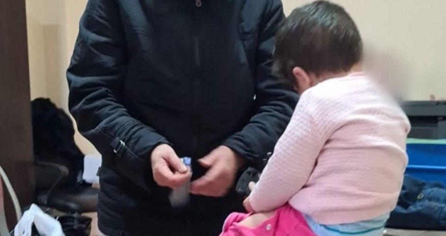 Müvəqqəti baxılması üçün qonşuya tapşırılan azyaşlının valideyni tapılıb Müvəqqəti baxılması üçün qonşuya tapşırılan azyaşlının valideyni tapılıb