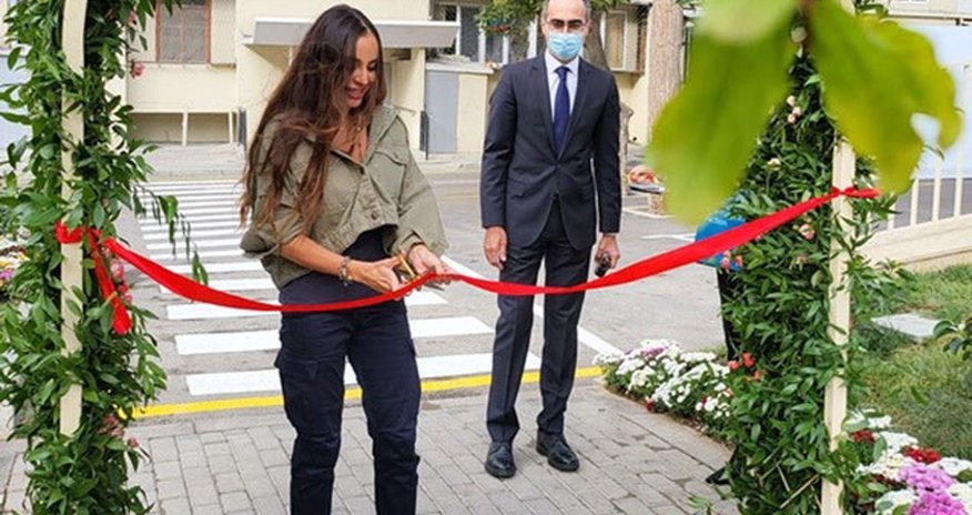 Leyla Əliyeva abadlaşdırılan növbəti həyətin açılışında iştirak etdi - Fotolar Leyla Əliyeva abadlaşdırılan növbəti həyətin açılışında iştirak etdi - Fotolar