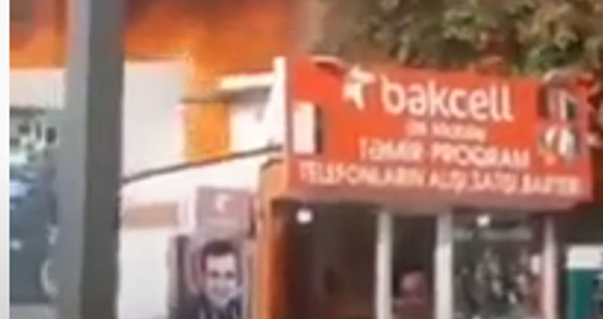 Dünənki yanğından təkcə Polad Həşimovun şəklini çıxartdı - Video Dünənki yanğından təkcə Polad Həşimovun şəklini çıxartdı - Video