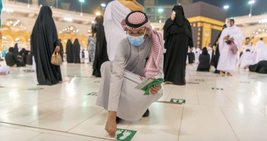 Kəbədə sosial məsafəsiz ilk namaz - VİDEO Kəbədə sosial məsafəsiz ilk namaz - VİDEO