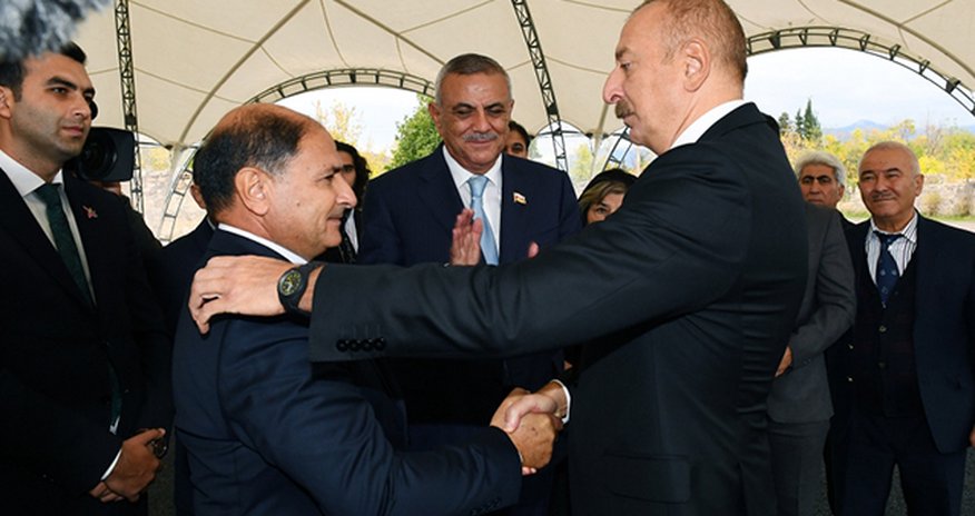 İlham Əliyev Vətən Müharibəsi Qəhrəmanın atası ilə görüşdü - FOTO İlham Əliyev Vətən Müharibəsi Qəhrəmanın atası ilə görüşdü - FOTO