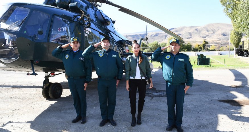 Prezident və xanımı DSX-nin yeni hərbi hissə kompleksinin açılışında - Fotolar Prezident və xanımı DSX-nin yeni hərbi hissə kompleksinin açılışında - Fotolar