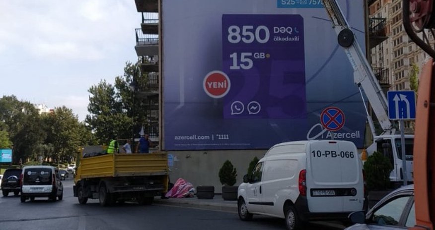 Bakı şəhəri icra hakimiyyəti reklam afişalarını sökür-FOTOLAR Bakı şəhəri icra hakimiyyəti reklam afişalarını sökür-FOTOLAR