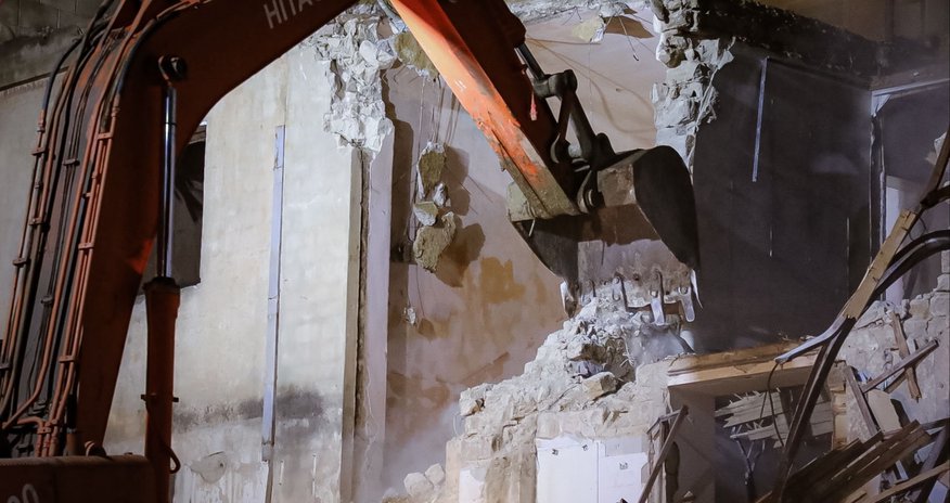 Bakıda yararsız halda olan bina söküldü - Fotolar+Video Bakıda yararsız halda olan bina söküldü - Fotolar+Video