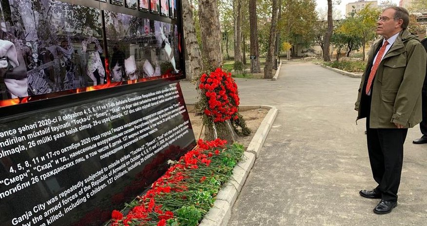 Посол США почтил память погибших при терактах в Гяндже Посол США почтил память погибших при терактах в Гяндже