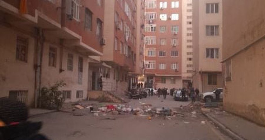 DİN-dən əşyaları eyvandan küçəyə atan qadınla bağlı - Açıqlama DİN-dən əşyaları eyvandan küçəyə atan qadınla bağlı - Açıqlama