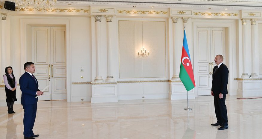 İlham Əliyev Qırğız Respublikasının yeni səfirinin etimadnaməsini qəbul edib İlham Əliyev Qırğız Respublikasının yeni səfirinin etimadnaməsini qəbul edib