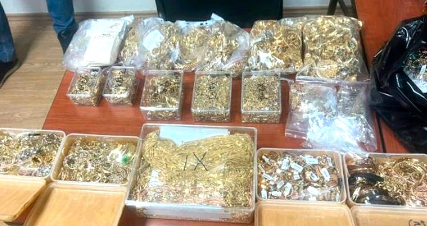 Azərbaycana 18 kilo qızıl gətirən belə yaxalandı Azərbaycana 18 kilo qızıl gətirən belə yaxalandı