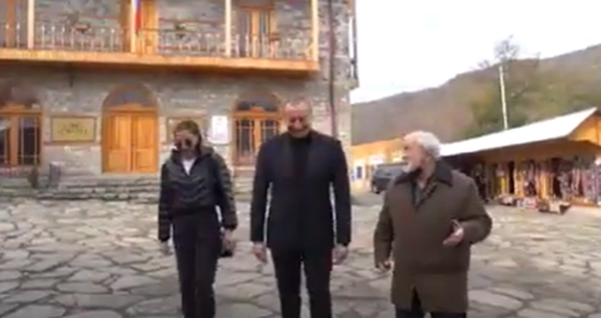 İlham Əliyev və Mehriban Əliyeva Lahıcda sakinlərlə söhbətləşdi - Video İlham Əliyev və Mehriban Əliyeva Lahıcda sakinlərlə söhbətləşdi - Video