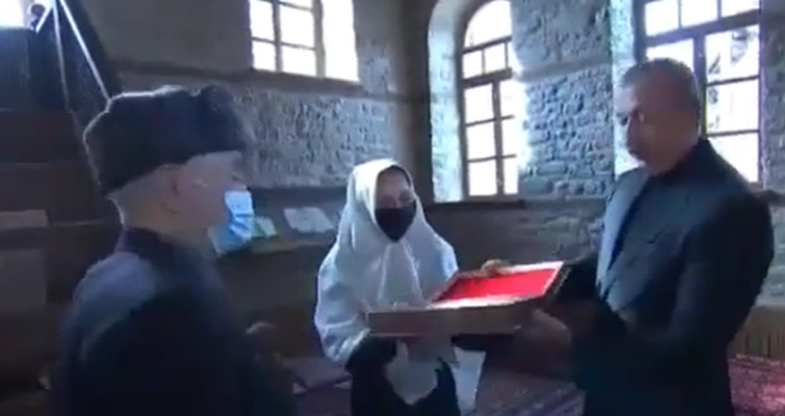 Lahıcda İlham Əliyevə “Qurani-Kərim” hədiyyə edildi - Video Lahıcda İlham Əliyevə “Qurani-Kərim” hədiyyə edildi - Video