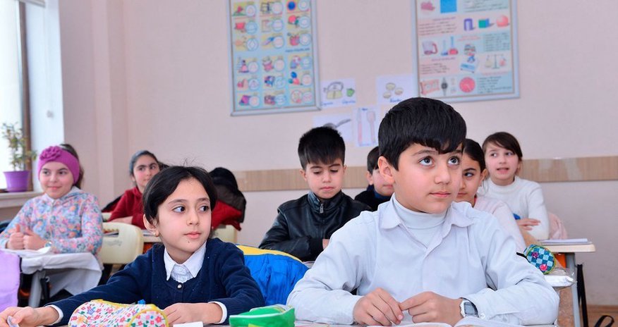 Azərbaycanda yenidən şagirdlərin yerdəyişməsinə başlanılır Azərbaycanda yenidən şagirdlərin yerdəyişməsinə başlanılır