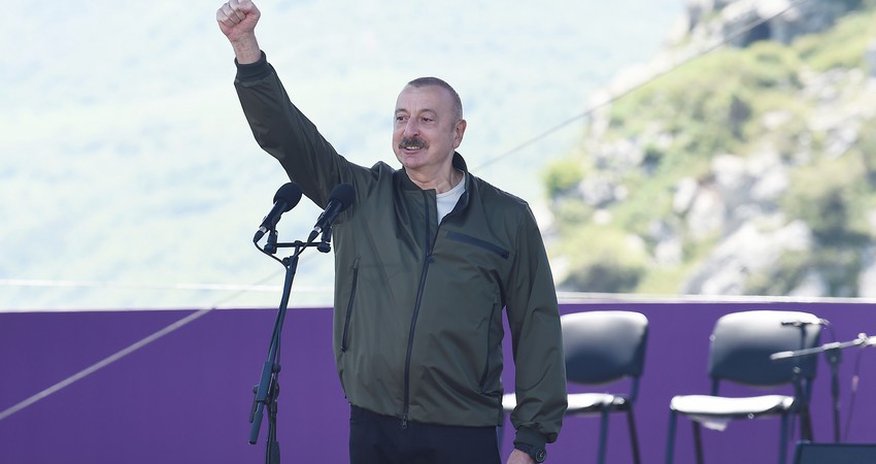 Prezident İlham Əliyev Azərbaycan xalqını Zəfər Günü münasibətilə təbrik edib Prezident İlham Əliyev Azərbaycan xalqını Zəfər Günü münasibətilə təbrik edib