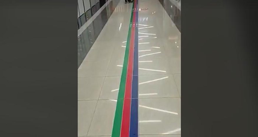 Moskvada bazar sahibi olan erməni bayrağımızı ayaqlar altına sərdi - VİDEO Moskvada bazar sahibi olan erməni bayrağımızı ayaqlar altına sərdi - VİDEO