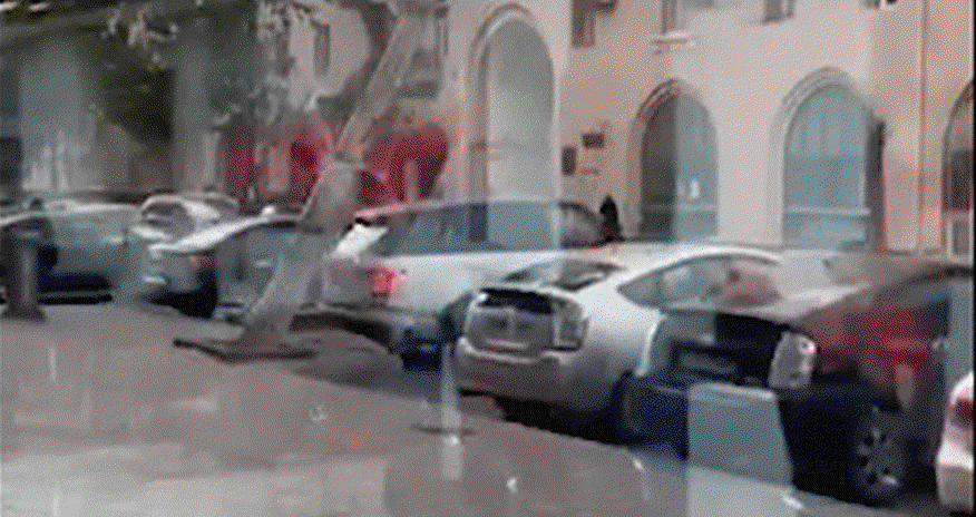 Bakıda sürücü maşınını əzilməkdən son anda xilas etdi - Video Bakıda sürücü maşınını əzilməkdən son anda xilas etdi - Video