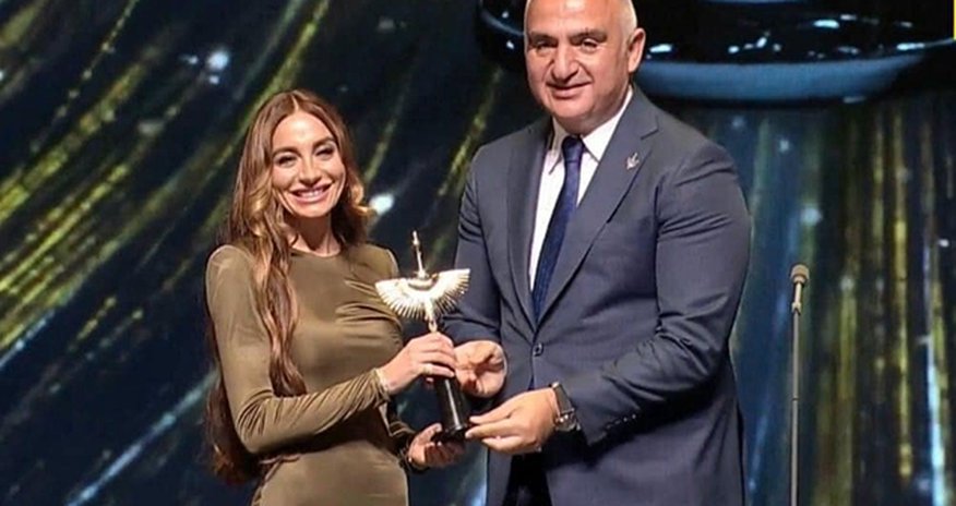 Türkiyədə festivalın ilk mükafatı Arzu Əliyevaya verildi - Video Türkiyədə festivalın ilk mükafatı Arzu Əliyevaya verildi - Video